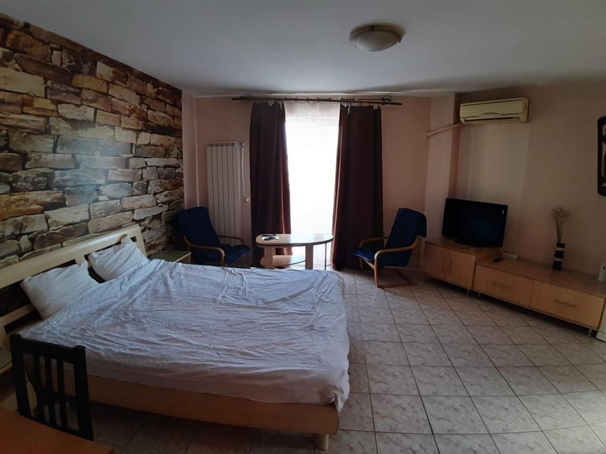 Old Town New Spacious Apartment Bukares Bagian luar foto